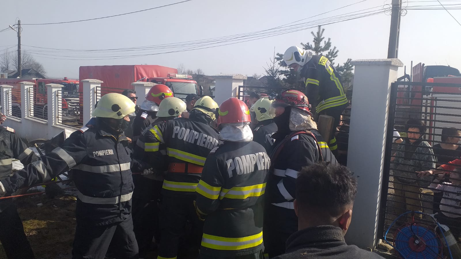 Intervenție a pompierilor pentru salvarea unei persoane căzute într-o fântână, județul SV